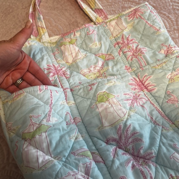 Quilted beach bag by Twos Company - Picture 7 of 9
